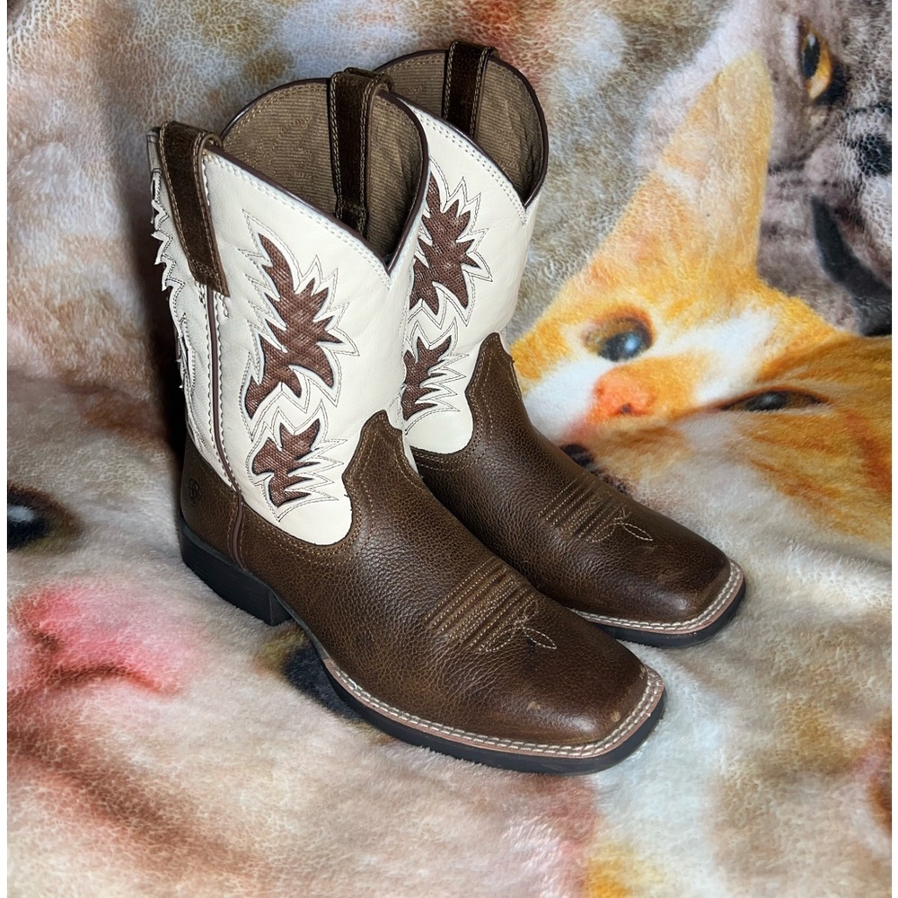 Women’s size 3.5 Ariat square toe Cowboy boots